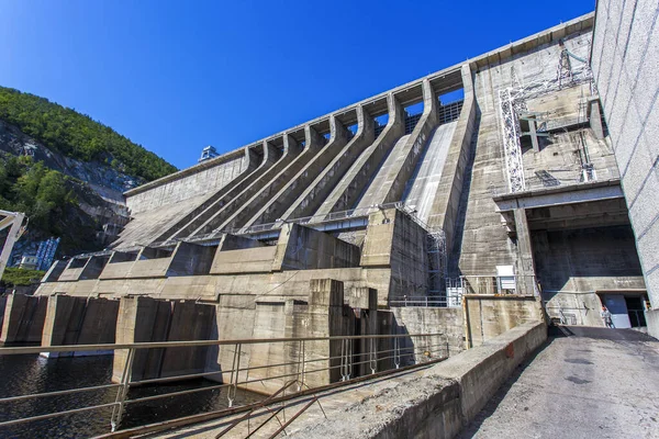 Sanayi Fotoğrafçılığı Beton Barajın Arka Planında Zeya Hidroelektrik Santralinin Türbinleri — Stok fotoğraf