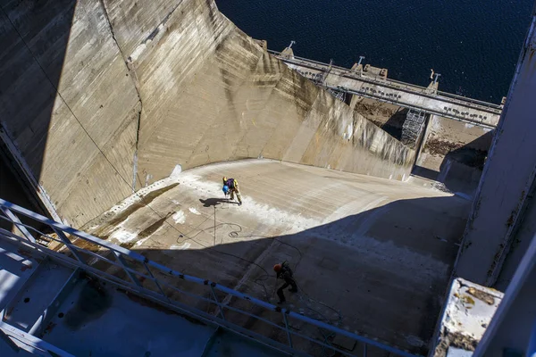 Sanayi Fotoğrafçılığı Sakin Mavi Suyun Arka Planına Karşı Zeya Hidroelektrik — Stok fotoğraf