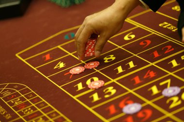 2015 Yazı - Vladivostok, Rusya - Vladivostok 'taki Casino Tiger de Crystal. Yakın plan. İnsanlar rulet masasında fiş oynayarak bahis oynuyorlar..