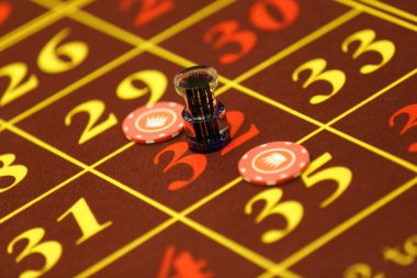 Vladivostok 'taki Casino Tiger de Crystal. Yakın plan. Fişler kumarhane ruletinin oyun sahasında.