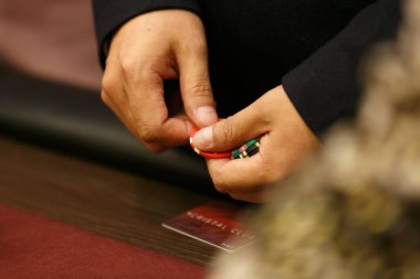 2015 Yazı - Vladivostok, Rusya - Vladivostok 'taki Casino Tiger de Crystal. Yakın plan. Kumarhanenin erkek eli rulet masasında farklı değerlerde çip oynuyor.