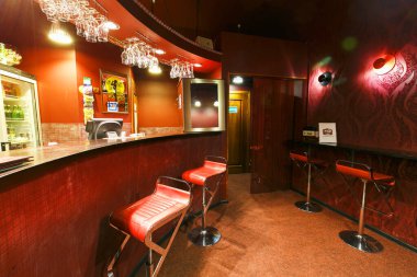 2019 ilkbaharında - Vladivostok, Rusya - Koronavirüs salgını. Alışveriş merkezindeki bir kafede boş masalar. Gıda satış yerleri küresel bir salgın nedeniyle kapalı..