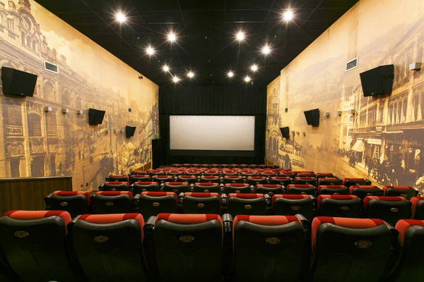 Empty Cinema Hall Red Seats Background White Movie Screen — Stock Photo, Image