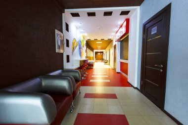 2019 Baharı - Vladivostok, Rusya - Bir sinema salonundaki paslı koridorlar ve odalar,.
