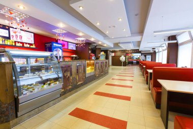 2019 ilkbaharında - Vladivostok, Rusya - Koronavirüs salgını. Alışveriş merkezindeki bir kafede boş masalar. Gıda satış yerleri küresel bir salgın nedeniyle kapalı..