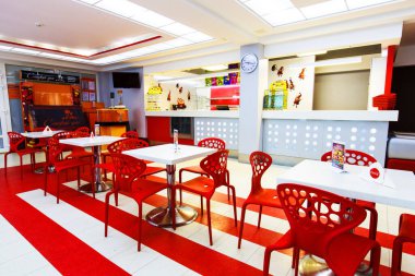 2019 ilkbaharında - Vladivostok, Rusya - Koronavirüs salgını. Alışveriş merkezindeki bir kafede boş masalar. Gıda satış yerleri küresel bir salgın nedeniyle kapalı..