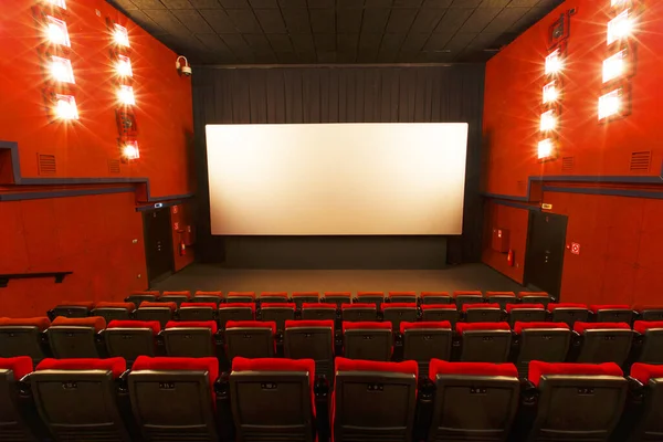 Empty Cinema Hall Red Seats Background White Movie Screen — Stock Photo, Image