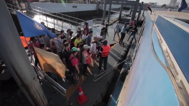 2019年春 バンコク バンコクのチャオプラヤー川でのボート旅行 スローモーション チャオプラヤ川の浮き桟橋から観光船に乗る観光客 — ストック動画