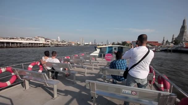 バンコクのチャオプラヤ川でのボート旅行 スローモーション 観光客は遊覧船の上甲板に座り バンコクの観光スポットを撮影します — ストック動画