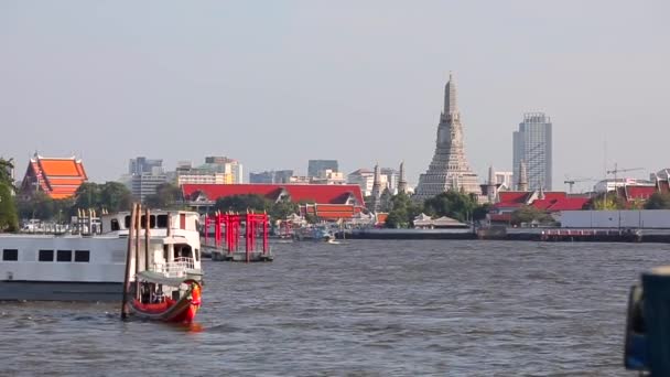 2019年春 バンコク バンコクのチャオプラヤー川でのボート旅行 スローモーション 川の交通桟橋を背景に美しい観光船が出航し — ストック動画