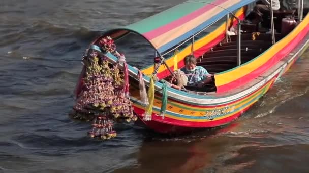 2019年春 泰国曼谷 在泰国曼谷朝弗拉亚河上乘船旅行 慢动作在曼谷主要河流的脏水中航行的空荡荡的旅游船 — 图库视频影像