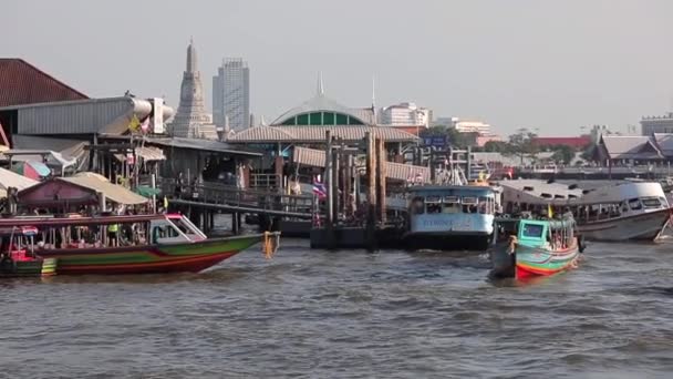 2019年春 バンコク バンコクのチャオプラヤー川でのボート旅行 スローモーション 川の交通桟橋を背景に美しい観光船が出航し — ストック動画