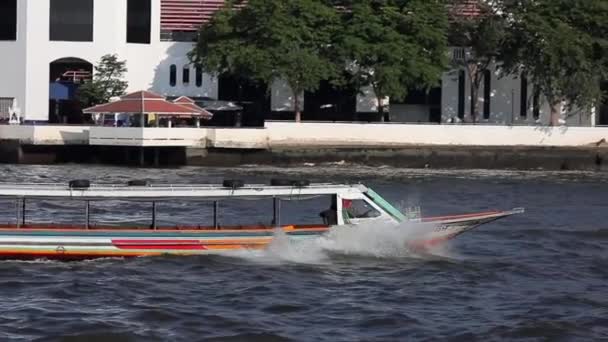 2019年春 泰国曼谷 在泰国曼谷朝弗拉亚河上乘船旅行 慢动作在曼谷主要河流的脏水中航行的空荡荡的旅游船 — 图库视频影像