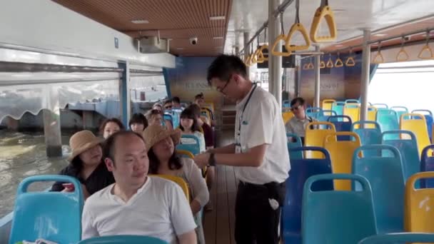 2019年春 泰国曼谷 慢动作 一位年轻的控票员在观光船上检查乘客的车票 — 图库视频影像