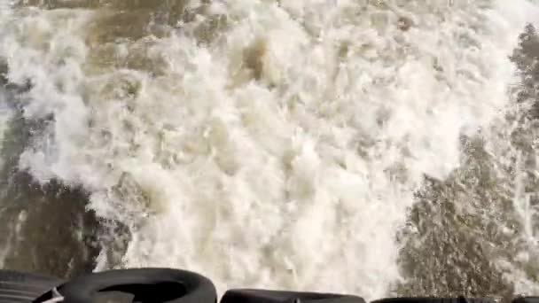 Primo Piano Rallentatore Bicchierino Acqua Fiume Marrone Bollente Proveniente Motore — Video Stock