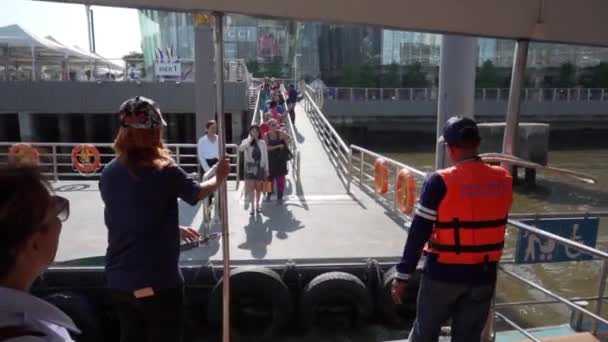 Printemps 2019 Bangkok Thaïlande Slow Motion Touristes Attente Amarrage Bateau — Video