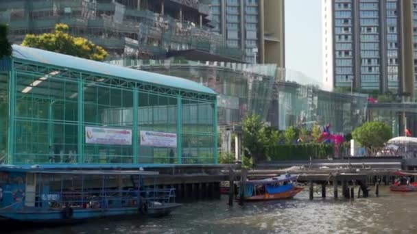 2019年春 泰国曼谷 慢动作 曼谷中部Chao Phraya河的河站 乘游船在河站航行 — 图库视频影像