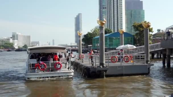 Primavera 2019 Bangkok Tailandia Slow Motion Barco Turístico Encuentra Muelle — Vídeos de Stock