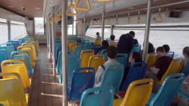 2019 yazında, Bangkok, Tayland 'da Chao Phraya nehri boyunca bir turist teknesinde yürüyüş. Turistler bir zevk teknesinin alt güvertesinde oturur ve Bangkok 'un merkezinin manzarasının tadını çıkarırlar.