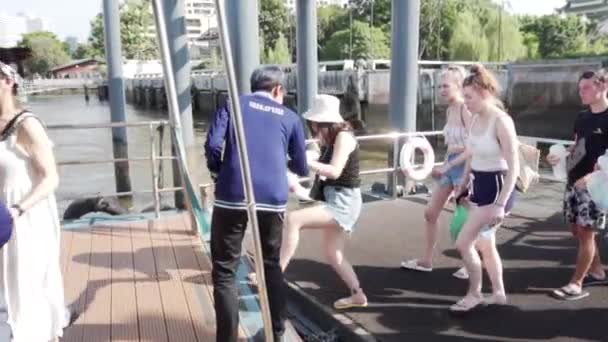 2019年夏 バンコク チャオプラヤ川沿いの観光船に乗って歩く 乗客は遊覧船に乗る スローモーション — ストック動画