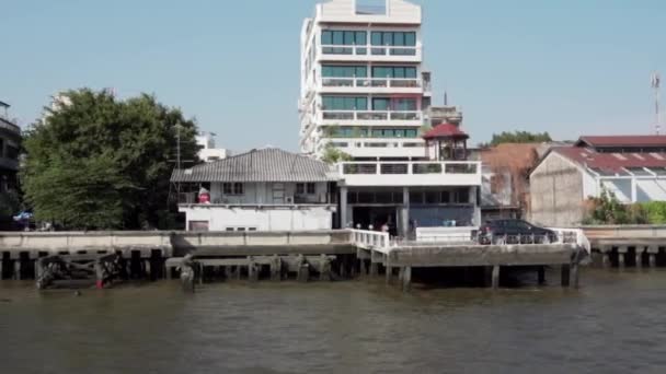 Wandel Een Toeristische Boot Langs Belangrijkste Rivier Van Bangkok Chao — Stockvideo