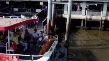 2019 yazında, Bangkok, Tayland 'da Chao Phraya Nehri boyunca tekne turu. Bangkok 'un ana nehri boyunca nehir istasyonuna demirlemiş bir turist teknesiyle..