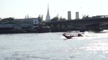 2019 yazında, Bangkok, Tayland 'da Chao Phraya Nehri boyunca tekne turu. Bangkok 'un ana nehrinde bir turist teknesi yüzüyor. Yavaş Hareket.