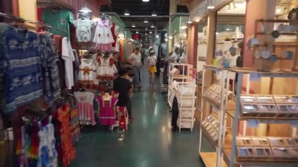 2019年夏季 泰国曼谷 曼谷市中心有东西和纪念品的夜市 充满纪念品的购物拱廊 — 图库视频影像
