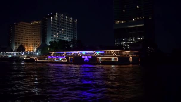 Νυχτερινή Εκδρομή Τουριστικό Σκάφος Στον Ποταμό Chhao Praia Ένα Λαμπερό — Αρχείο Βίντεο