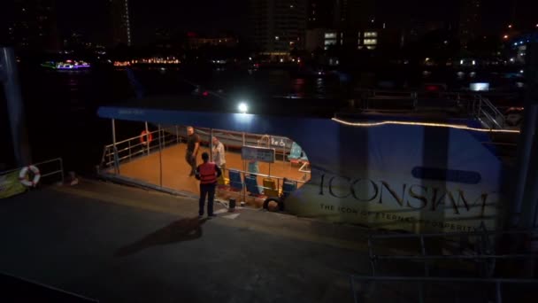 2019年夏 バンコク バンコクの主要な川Chhao Praia沿いの観光船で夜の散歩 最後の観光客はバンコクの最後の川の駅で遊覧船を出発します — ストック動画