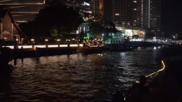 Sommar 2019 Bangkok Thailand Nattpromenad Turistbåt Längs Bangkoks Huvudflod Chhao — Stockvideo