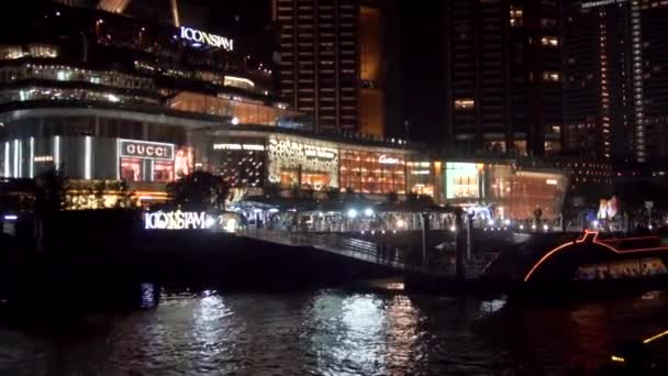 2019年夏 バンコク バンコクの主要な川Chhao Praia沿いの観光船で夜の散歩 観光客とボートは背の高い建物や明るいショッピングアーケードを泳いでいます — ストック動画