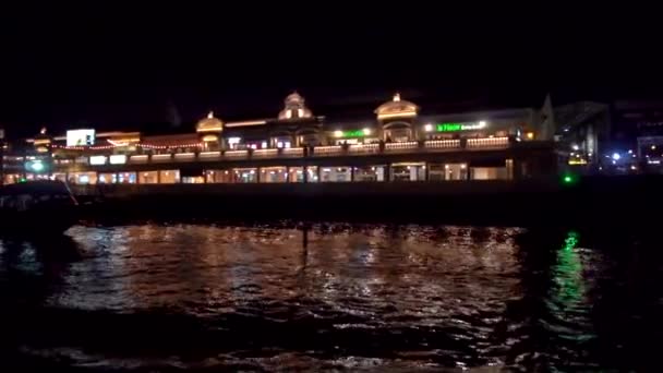 Sommar 2019 Bangkok Thailand Nattpromenad Turistbåt Längs Bangkoks Huvudflod Chhao — Stockvideo