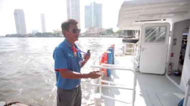 2019 yazında, Bangkok, Tayland 'da Chao Phraya Nehri boyunca tekne turu. Zazyvala turistleri Chhao Praia Nehri 'nde bir turist teknesine binmeye davet ediyor.