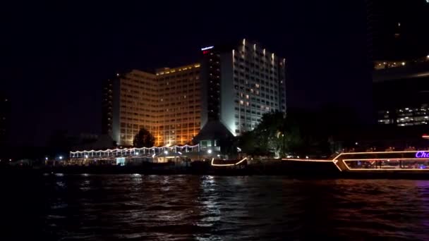 2019年夏天 泰国曼谷 在曼谷主要的Chhao Praia河沿岸的一艘旅游船上散步一夜 一艘船载着游客游过高大的建筑物和明亮的购物中心 — 图库视频影像