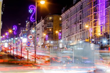 2015 Kışı - Vladivostok, Rusya - Vladivostok 'ta Yeni Yıl Işığı. Arabalar, güzel binalar ve şenlikli ışıklar arasında Uzak Doğu 'nun ana caddesi boyunca ilerliyor..