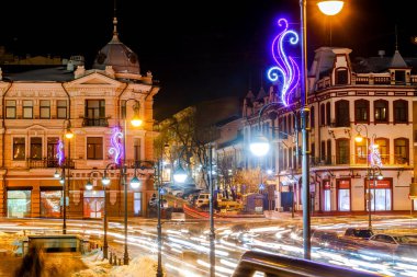 2015 Kışı - Vladivostok, Rusya - Vladivostok 'ta Yeni Yıl Işığı. Arabalar, güzel binalar ve şenlikli ışıklar arasında Uzak Doğu 'nun ana caddesi boyunca ilerliyor..