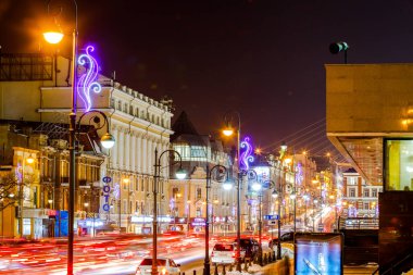 2015 Kışı - Vladivostok, Rusya - Vladivostok 'ta Yeni Yıl Işığı. Arabalar, güzel binalar ve şenlikli ışıklar arasında Uzak Doğu 'nun ana caddesi boyunca ilerliyor..