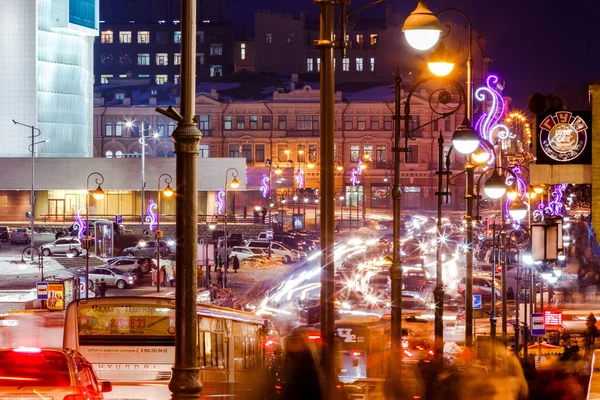 Vinter 2015 Vladivostok Ryssland Nyårsbelysning Vladivostok Bilar Kör Längs Huvudgatan — Stockfoto