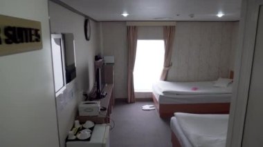 2019 Baharı - Vladivostok, Rusya - Vladivostok-Japonya-Güney Kore mesajıyla Estern Dream yolcu feribotu. Yolcu feribotundaki boş bir çift kişilik kamara panoraması..