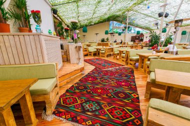 2020 baharında, Vladivostok, Rusya 'da doğuya özgü bir şekilde restoranın boş salonu. Sevgili restoran içi ziyaretçisi yok..