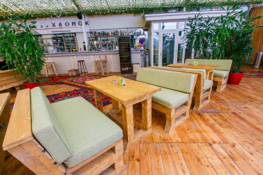 2020 baharında, Vladivostok, Rusya 'da doğuya özgü bir şekilde restoranın boş salonu. Sevgili restoran içi ziyaretçisi yok..