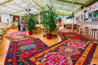 2020 baharında, Vladivostok, Rusya 'da doğuya özgü bir şekilde restoranın boş salonu. Sevgili restoran içi ziyaretçisi yok..