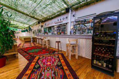 2020 baharında, Vladivostok, Rusya 'da doğuya özgü bir şekilde restoranın boş salonu. Sevgili restoran içi ziyaretçisi yok..