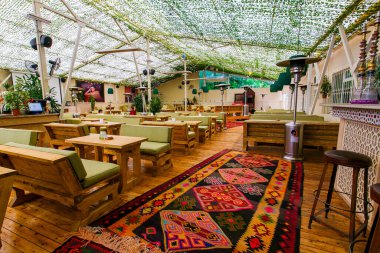 2020 baharında, Vladivostok, Rusya 'da doğuya özgü bir şekilde restoranın boş salonu. Sevgili restoran içi ziyaretçisi yok..