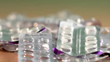 Covid-19. Tıbbî ilaçlardan kalan boş ambalajlar bir yığın masanın üzerinde yatıyor..