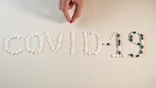 Covid Gros Plan Main Masculine Met Une Pilule Rouge Sur — Video