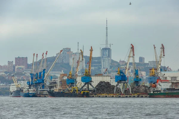 Verano 2015 Vladivostok Rusia Vladivostok Industrial Marine Facade Grúas Carga — Foto de Stock