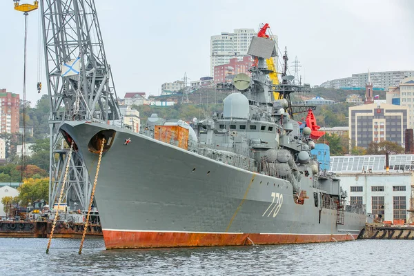 Verano 2016 Vladivostok Rusia Gran Barco Militar Encuentra Pared Amarre — Foto de Stock