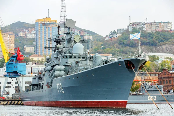 Verano 2016 Vladivostok Rusia Gran Barco Militar Encuentra Pared Amarre — Foto de Stock